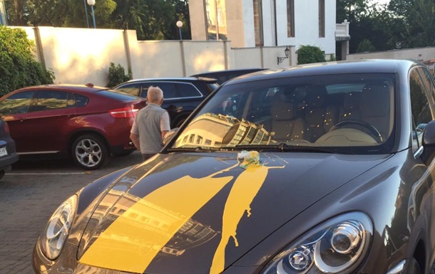 В Одессе испортили авто владельца кинотеатров за показ фильма на русском
