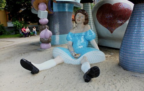 Вандалы покалечили руку сказочной Алисе с Пейзажной аллеи в Киеве. ФОТО