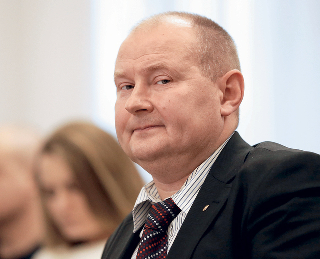 Из отпуска не вернулся: взяточник Чаус прогуливает работу в суде