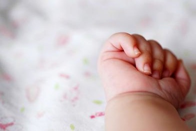 Знайшлася матір, яка покинула новонароджене немовля на цвинтарі