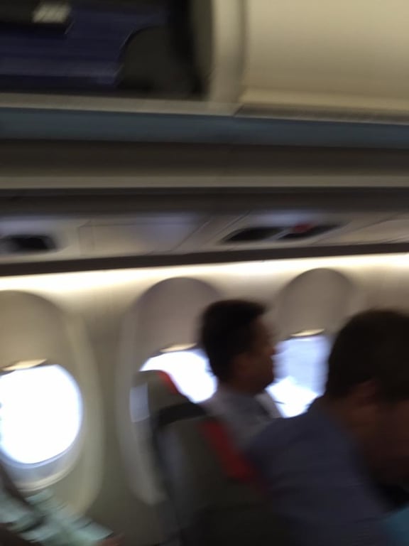 Зарплата не позволяет: Климкина засекли летящим эконом-классом в Вену. Фотофакт