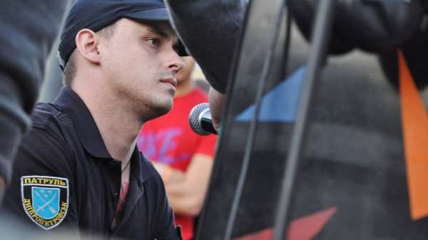 Полицейский в Днепре сыграл и спел "Последнего воина" Калугина