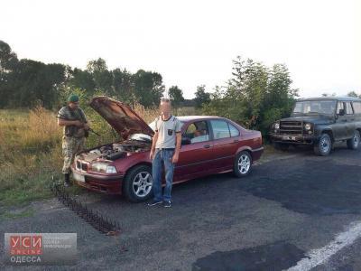 Пограничники задержали угнанный BMW: пришлось растягивать «шипы» на дороге
