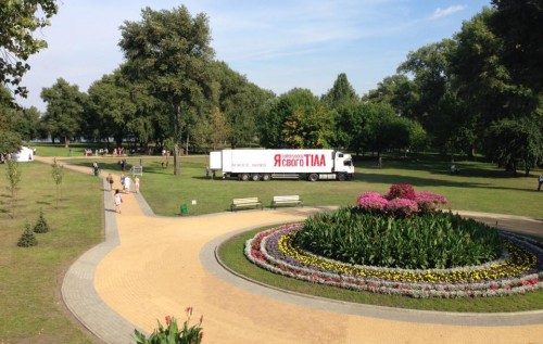 Фура телеканалу СТБ зіпсувала газон в парку "Наталка"