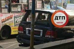 В Киеве мотограбители отняли у водителя сумку, но были сбиты автомобилем