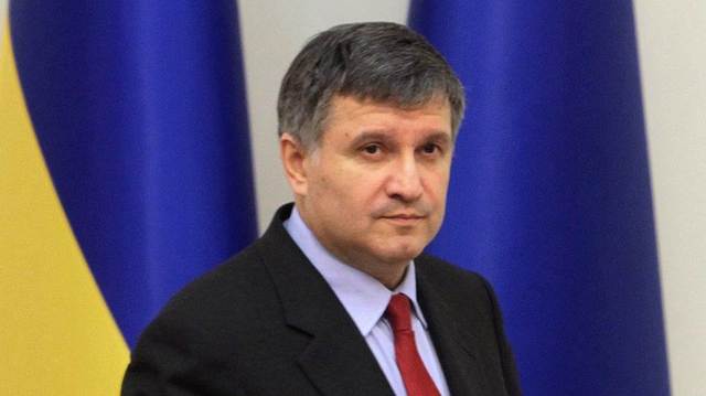 Аваков відмовився на запит депутата казати, кому з Ради подарував зброю