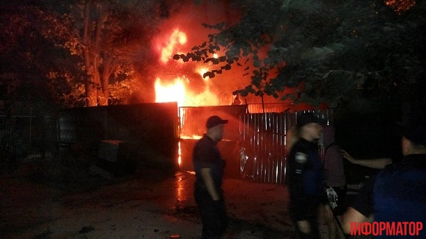 На столкновении в Святошинском районе подожгли автомобили, есть раненые