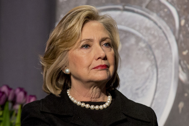 Штаб Клинтон ищет $100 млн на борьбу с Трампом - СМИ