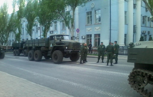Ждем, когда "снова начнется": в Донецк зашли военные из России