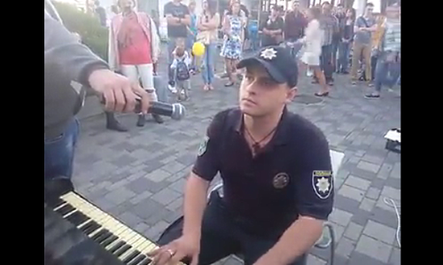 Сети взорвало видео с полицейским-пианистом в Днепре