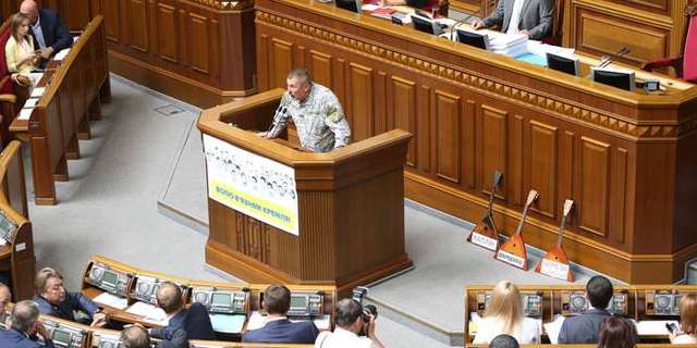 Береза принес в Раду именные балалайки депутатов-защитников канала «Интер» (ФОТО)