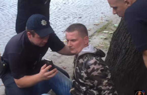 У Львові водій тягнув патрульного понад 50 метрів (Відео)