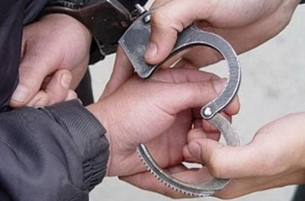 Алчный полицейский подрабатывал на службе мелким наркодилером