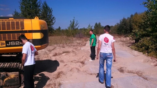 Под Киевом незаконные добытчики песка давили активистов экскаватором