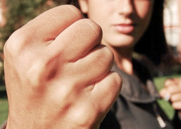 В Киеве парень ради бесплатного проезда избил сотрудницу метро