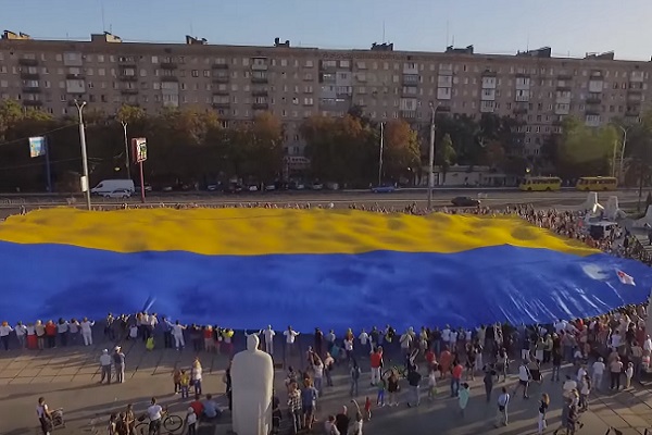 В Мариуполе подняли самый большой флаг Украины в мире — опубликованы кадры