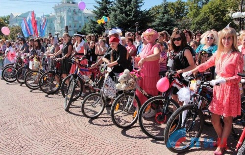 День города в Луганске: тёти на велосипедах и футбол без зрителей