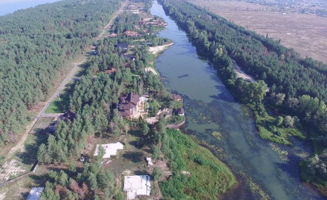 Родственники прокуроров застроили дамбу Киевского водохранилища - СМИ