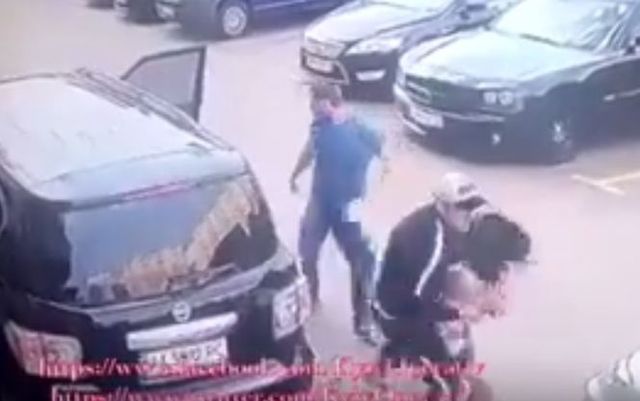 В интернете появилось видео похищения семейной пары в Киеве