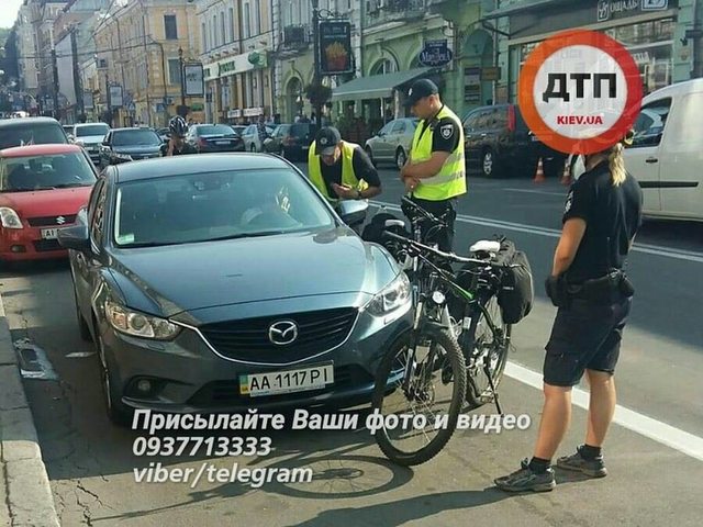 В Киеве женщина-водитель наехала на копа из-за замечания