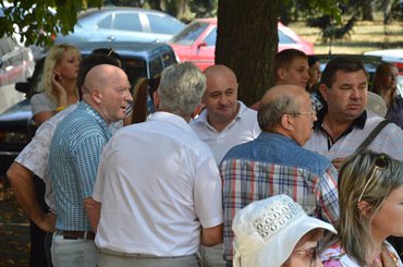 Выступать против львовского мусора под мэрию Николаева пенсионеров свозили на микроавтобусах