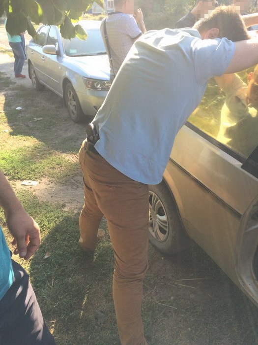 Волынский налоговик приехал за взяткой с пакетиком амфетамина