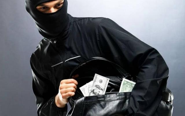 В Киеве неизвестные на Mercedes похитили 350 тыс. Объявлен план "Перехват"