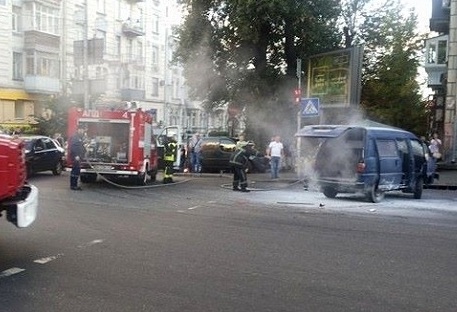 В центре Киева в результате ДТП загорелся автомобиль