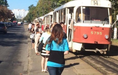 В центре Киева неизвестный водитель припарковал авто и заблокировал движение трамваев