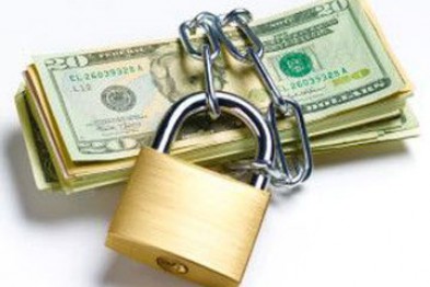 Наводки дают в банках. Мошенники снимают вклады украинцев