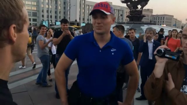 Разозленная толпа в центре Минска налетела на полицейского в кепке России