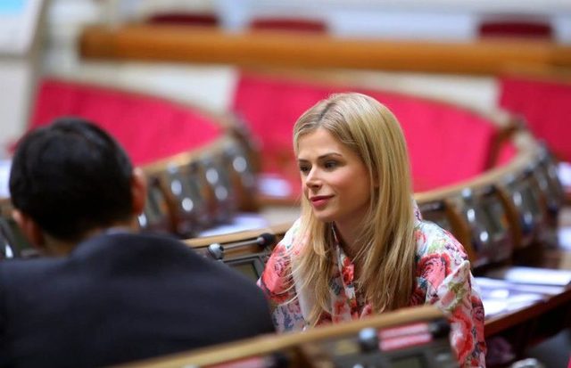 Три будинки, п’ять квартир, а в гаражі – «Порше» з «Ягуаром»…