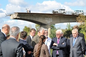 Соцсети взорвало знаковое фото со Штайнмайером на Донбассе