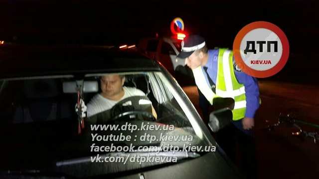 Чуть не сбил коллег: на Киевщине пьяный полицейский едва не устроил смертельное ДТП