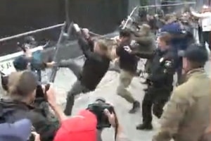 Выборы в Госдуму: "свободовец" Мирошниченко устроил потасовку у посольства РФ