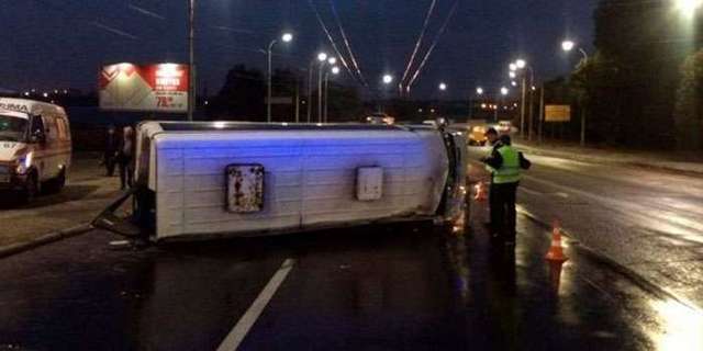 В Запорожье перевернулась маршрутка, есть пострадавшие