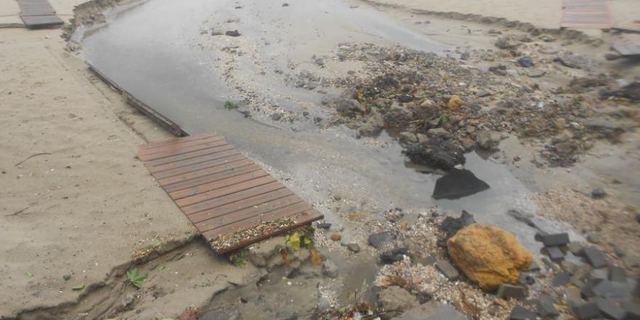 В одесской Аркадии после дождя гранитная плитка «уплыла» в море