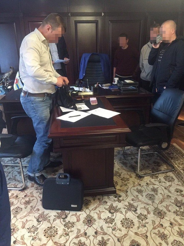 РОВЕНСКИЙ ТОП-НАЛОГОВИК ПЕРЕВОДИЛ ВЗЯТКИ НА СЧЕТА ЖЕНЫ