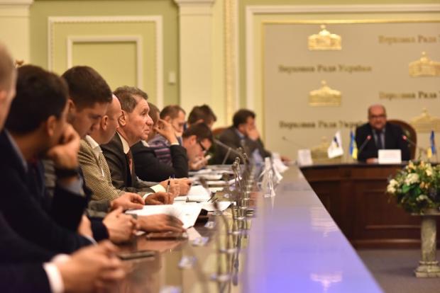 Під час форуму у Верховній Раді закликали захищати в Україні...російську мову