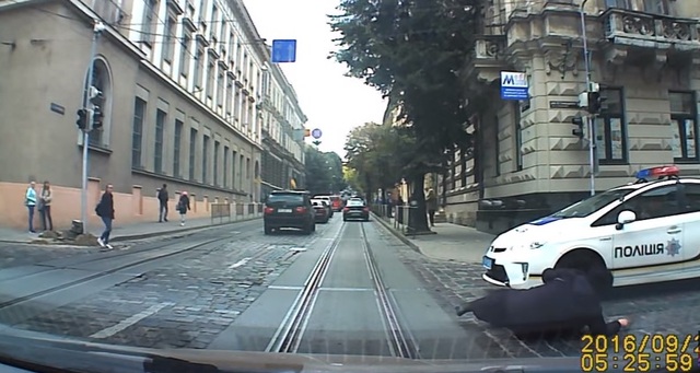 В Львове патрульные сбили женщину на пешеходном переходе: видео