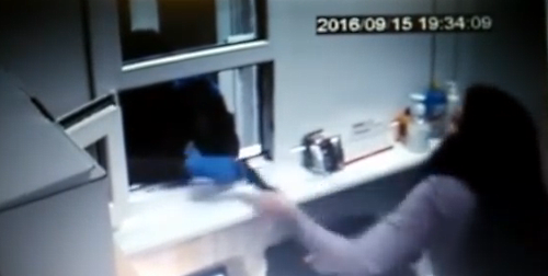 «Убивайте давайте»: работница ломбарда не испугалась грабителей с пистолетом