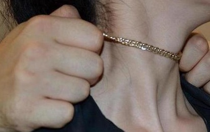 Одесса: грабитель сорвал с шеи одесситки цепочку ценою в 20 тысяч гривен