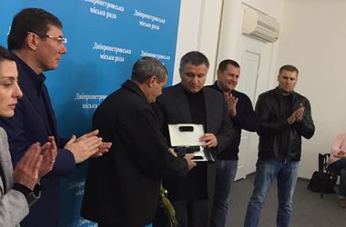 Аваков наградил пистолетом водителя, который пытался остановить убийцу патрульных в Днепре