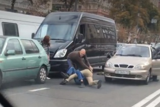 У центрі Києва водії посеред дороги влаштували кулачні бої без правил