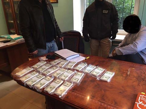 Сотрудник ГПУ получил взятку в 200 тысяч долларов