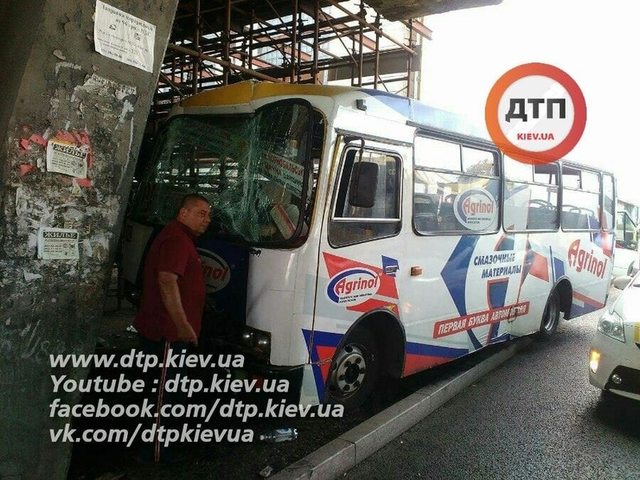 В Киеве маршрутка с пассажирами попала в ДТП