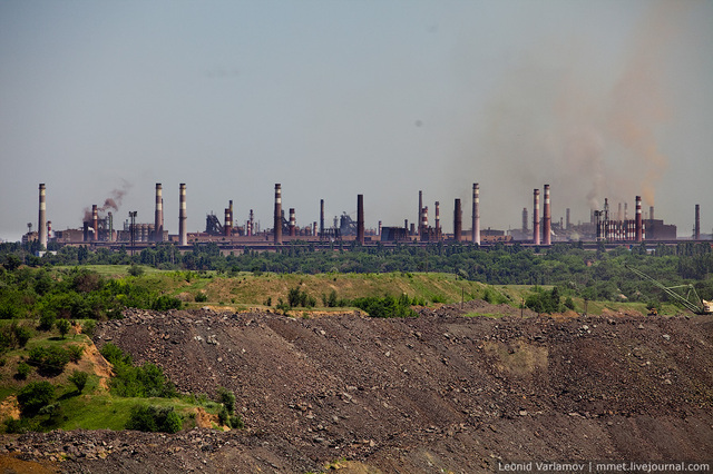 На комбинате в Кривом Роге обвалились плиты, заблокировав двух сотрудников