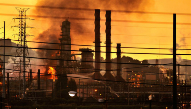 Пожар на запорожском заводе «Кремнийполимер» тушили 17 пожарных машин