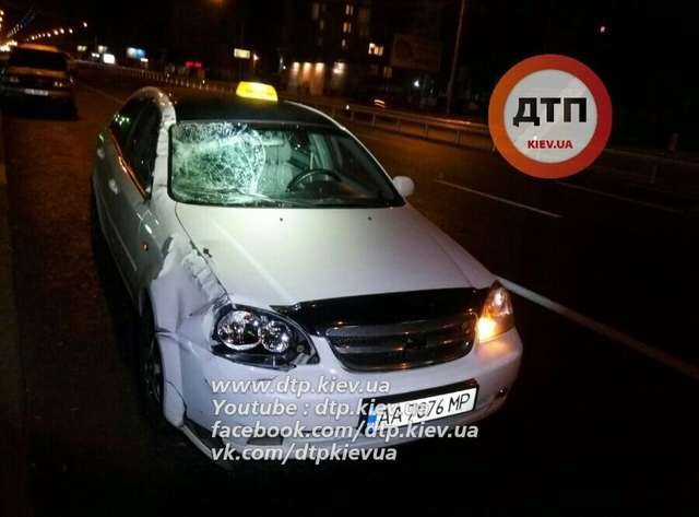 В Киеве на проспекте Победы насмерть сбили пьяного пешехода