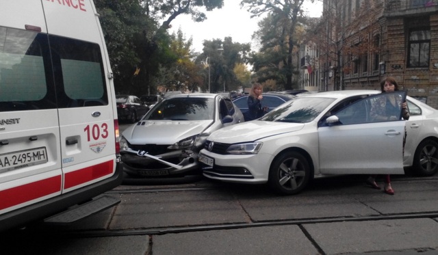 На Подолі безглузда ДТП заблокувала рух трамваїв